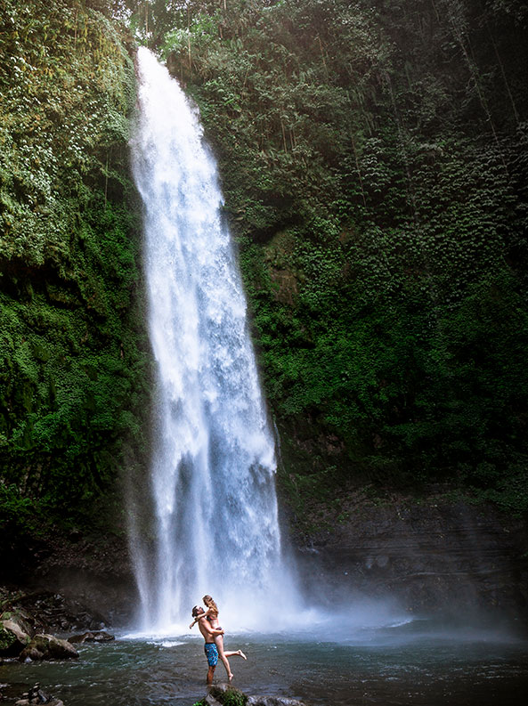 Nungnung Wasserfall Bali Pärchenbild